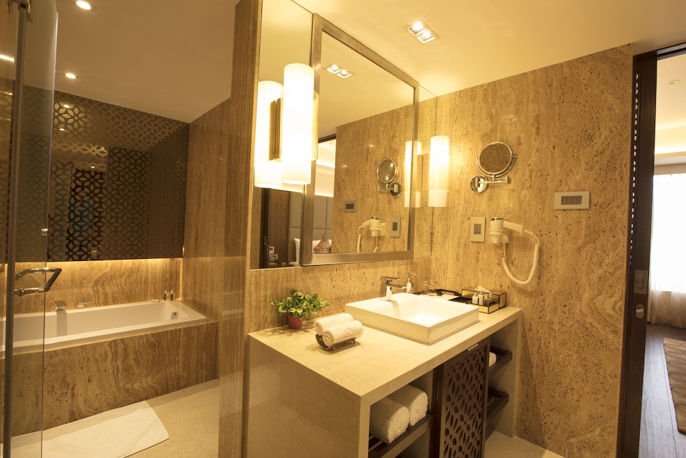 Suite, King Bed, WOW Crest Indore - IHCL SeleQtions 2/3