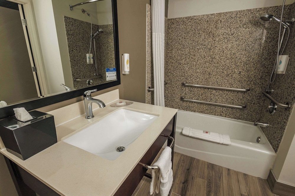 Comfort Inn & Suites Near Universal - N. Hollywood - Burbank 66/68