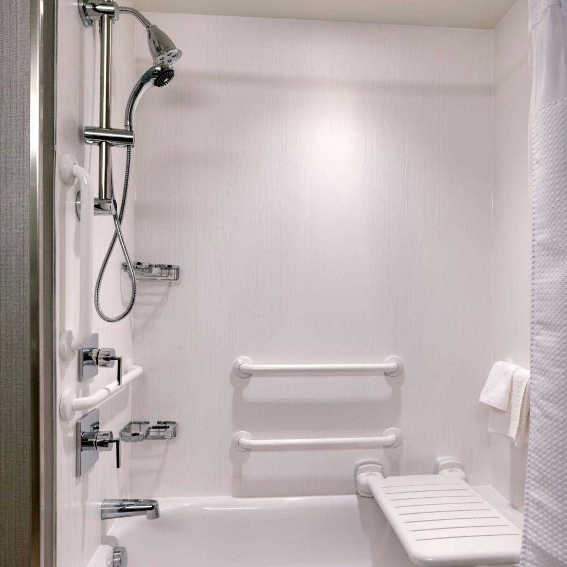 جناح بسريرين كوين مع أريكة بحوض استحمام لذوي الإعاقة، Courtyard Salt Lake City Downtown 4/4