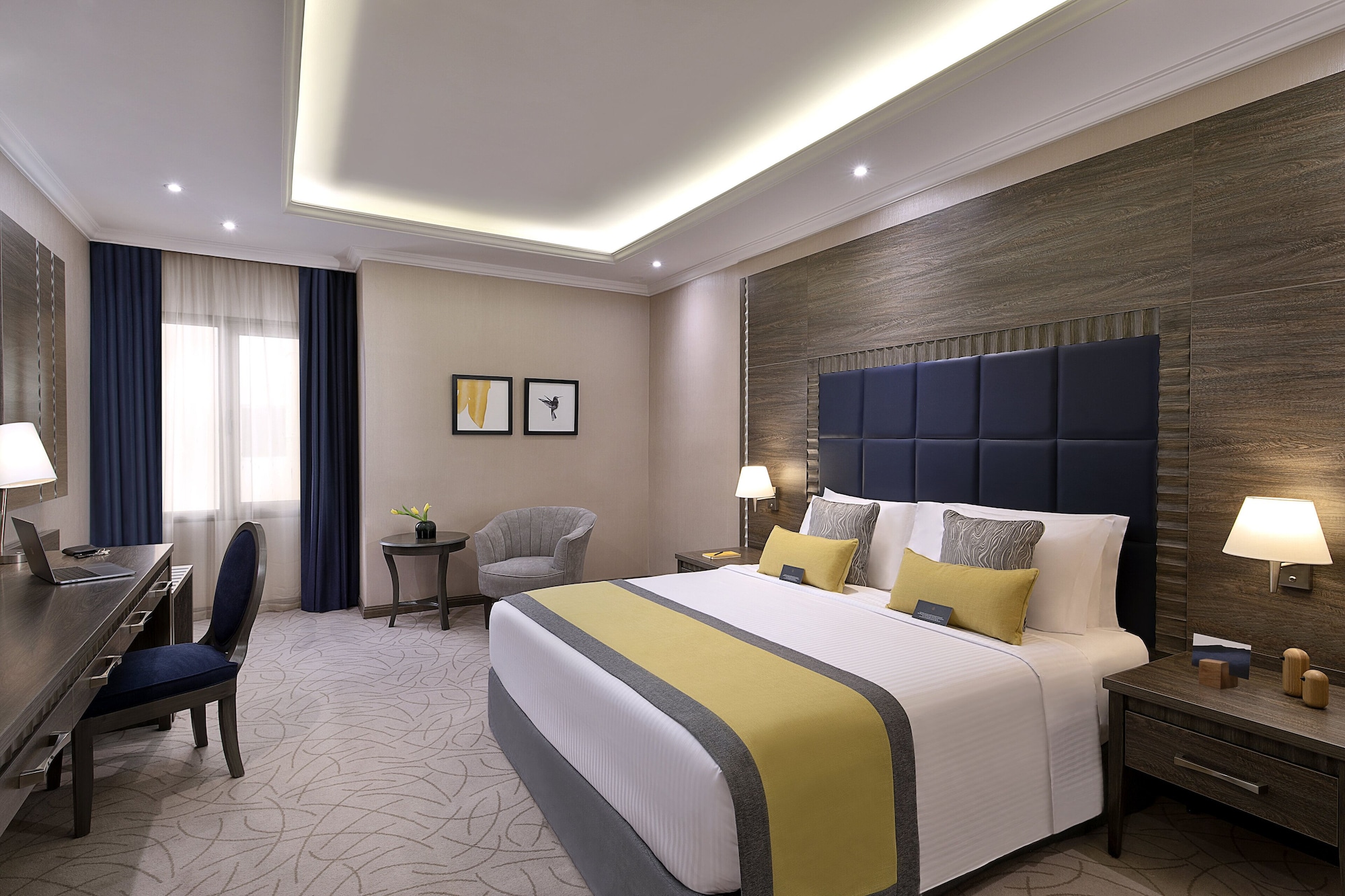 DELUXE, KING BED