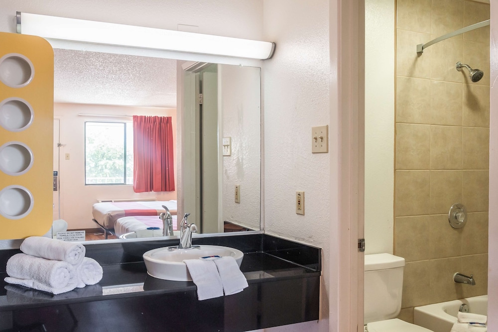 Motel6 Mesquite, TX - Rodeo - Convention Ctr 38/39