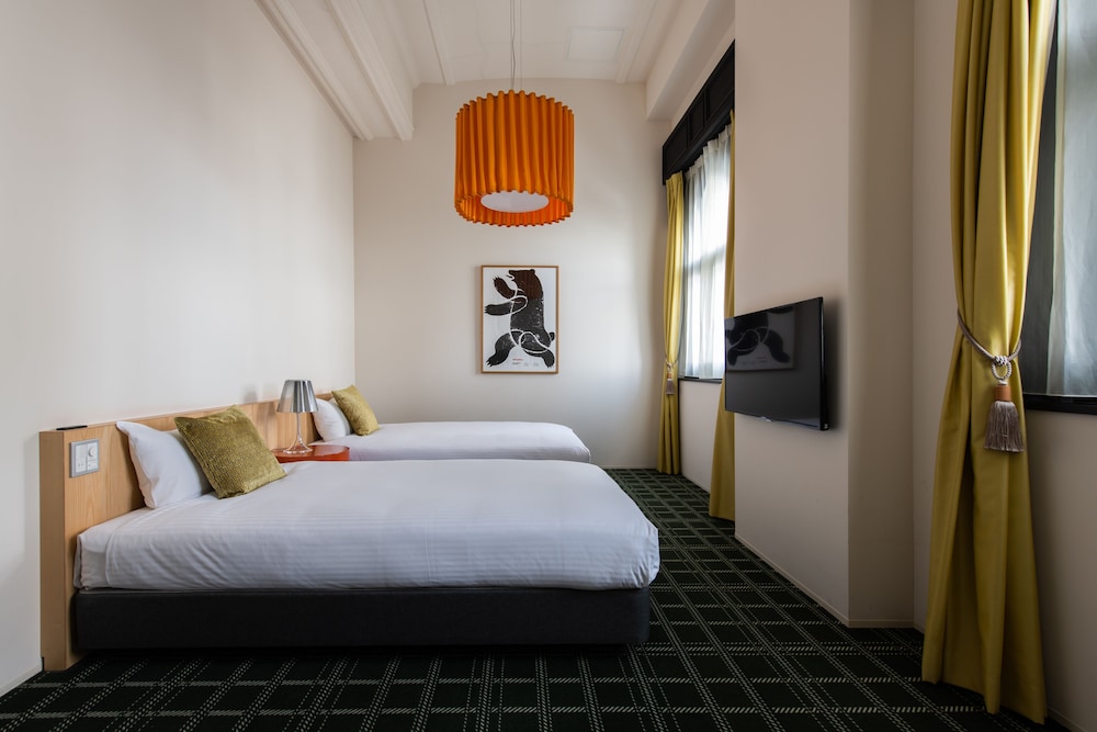 MODERATE, TRIPLE, PRIVATE BATHROOM, HISTORIC WING
