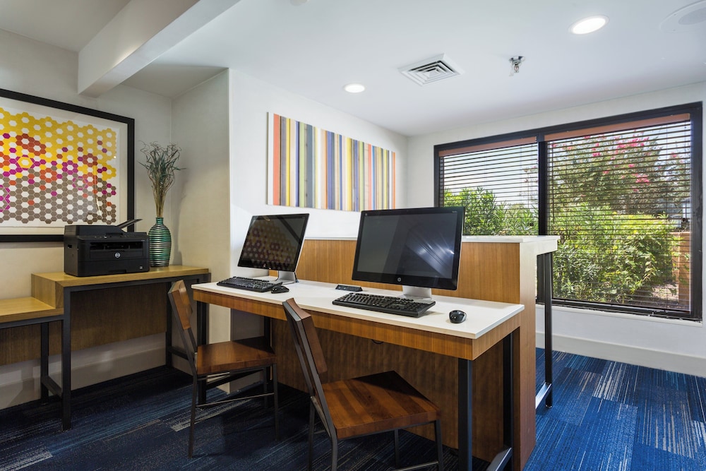 Holiday Inn Express Hotel And Suites Wilmington University Center 55/62
