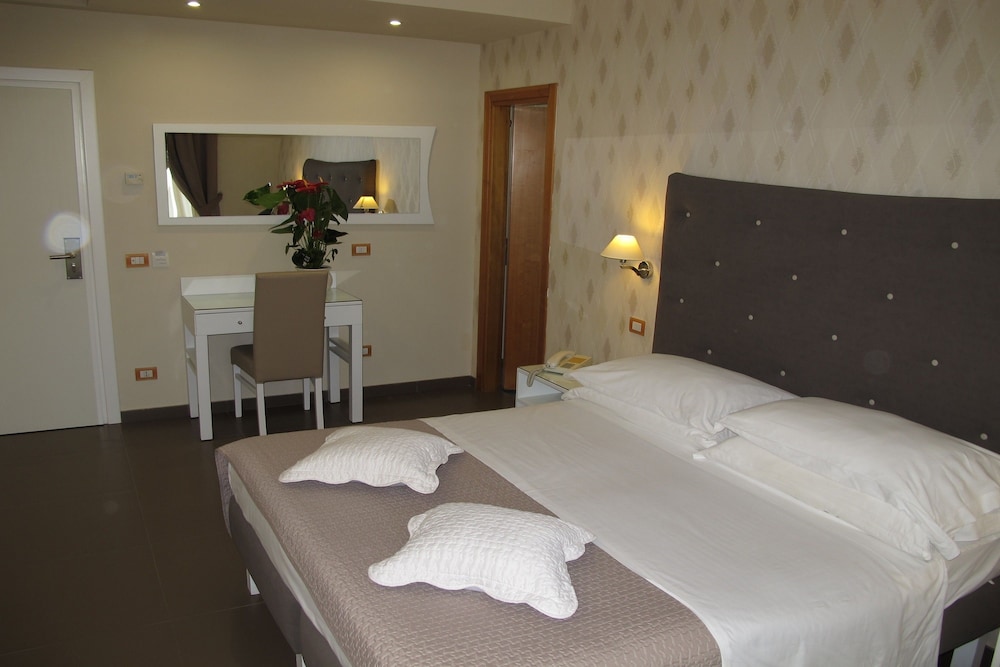 ROOM, QUADRUPLE