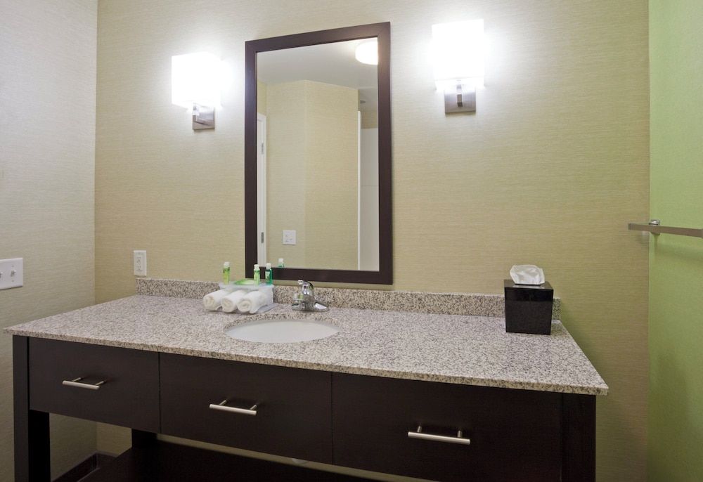 غرفة قياسية بسرير كينج، Holiday Inn Express Hotel Suites Rogers 2/2