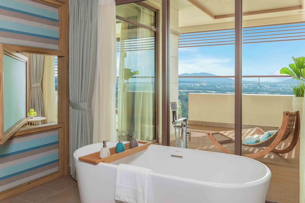 Fusion Resort and Villas Da Nang 50/50