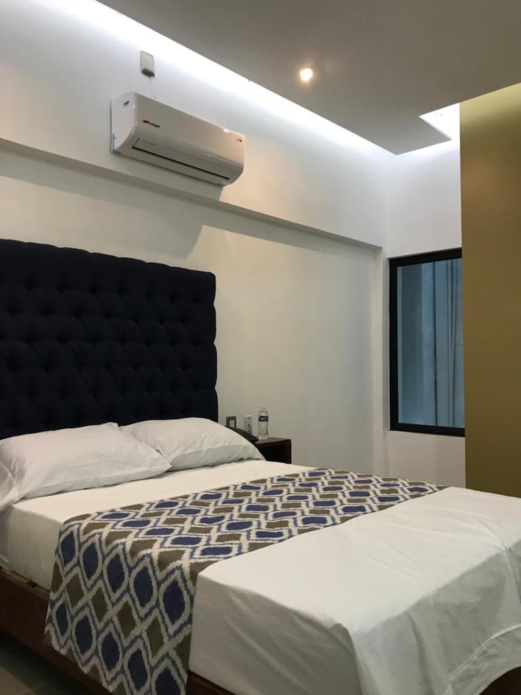 HOTEL PLAZA AMALIA 10/26