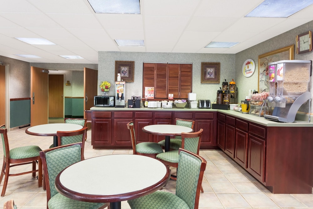 Super 8 by Wyndham Erwin 14/17