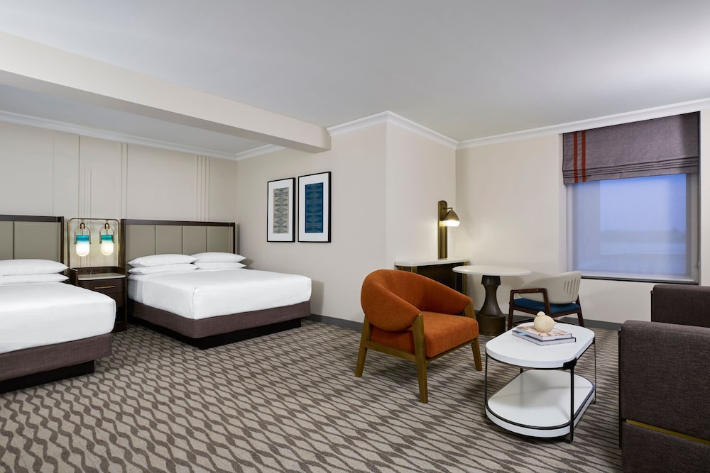 غرفة تنفيذية تنفيذية بسريرين كوين مع أريكة مع دخول الصالة، JW Marriott Houston by The Galleria 2/4