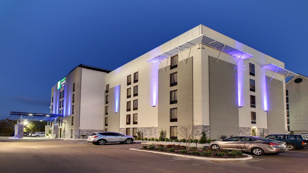 Holiday Inn Express Suites Jackson Downtown Coliseum 1/49