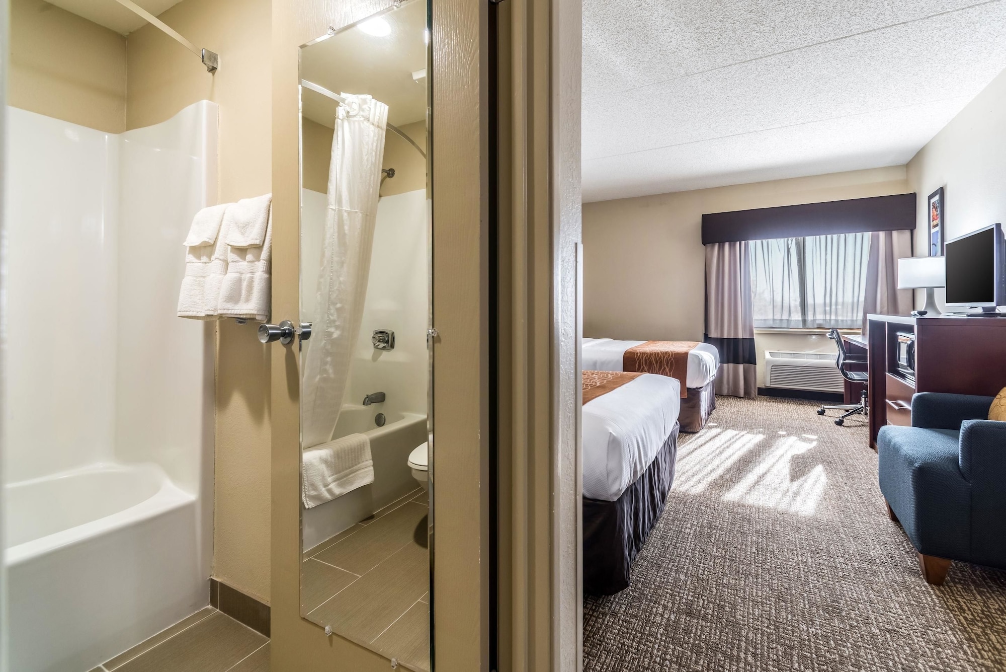 Upgrade, Efficiency, Suite, King Bed, Sofa، Comfort Inn Festus-St. Louis South 7/7