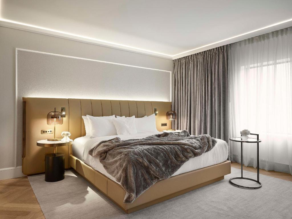 Vice President, Suite, King Bed, Sofa