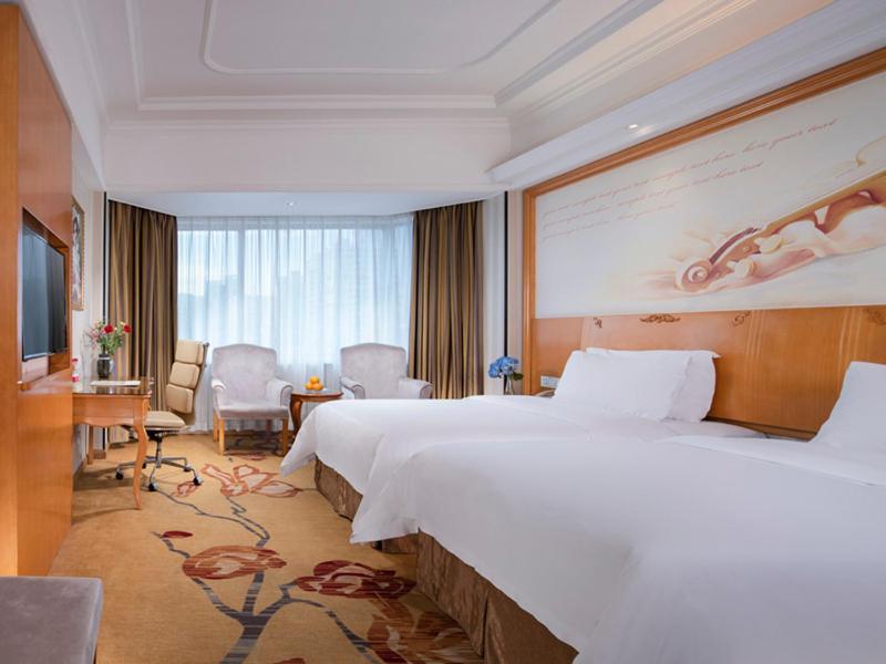 Vienna International Hotel (Zhuhai Lovers Middle Road Haibin Store) 3/19