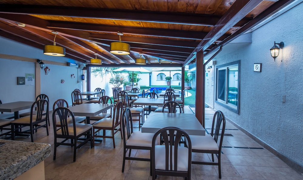 DEL MARQUES HOTEL AND SUITES 46/53