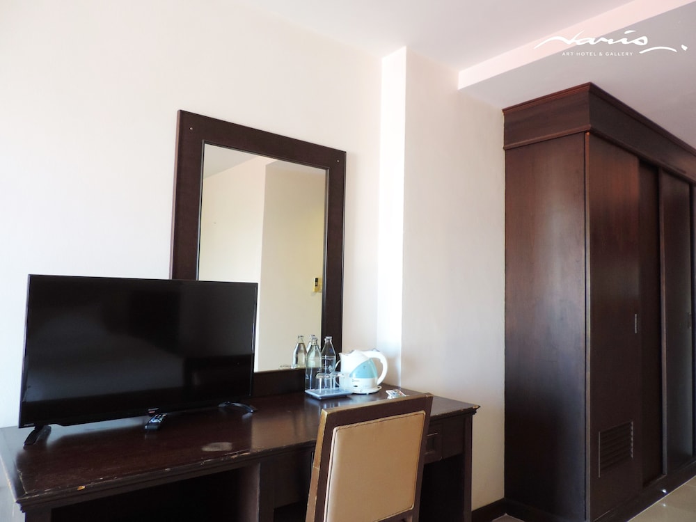 NARIS ART HOTEL 48/55