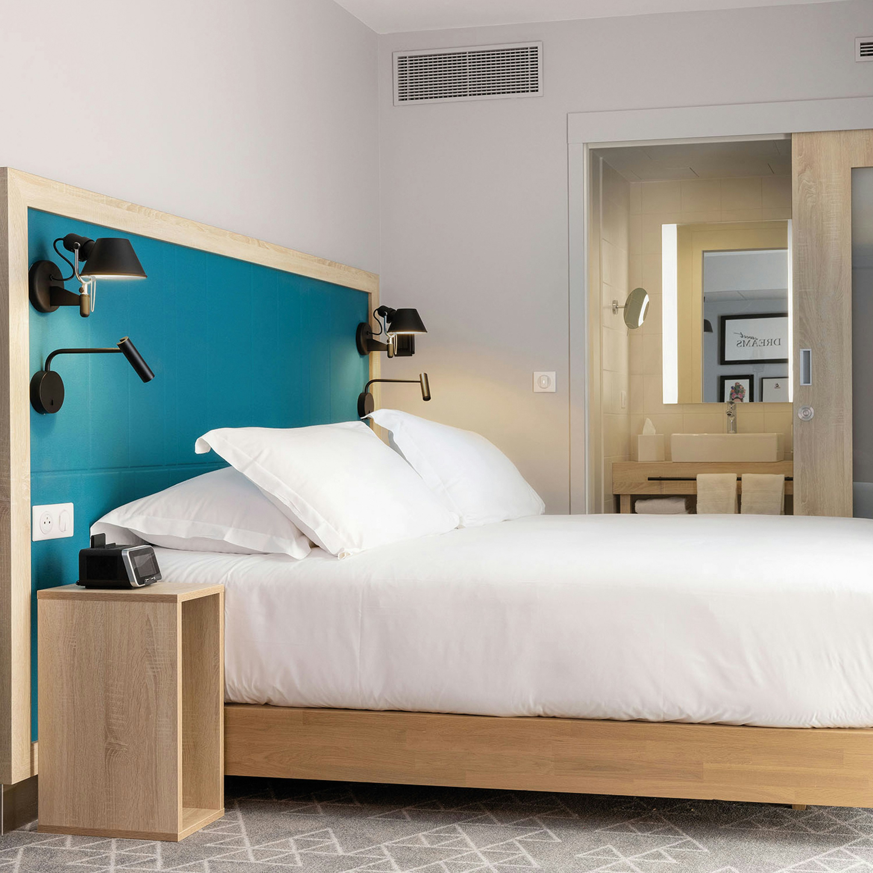 ROOM, KING BED