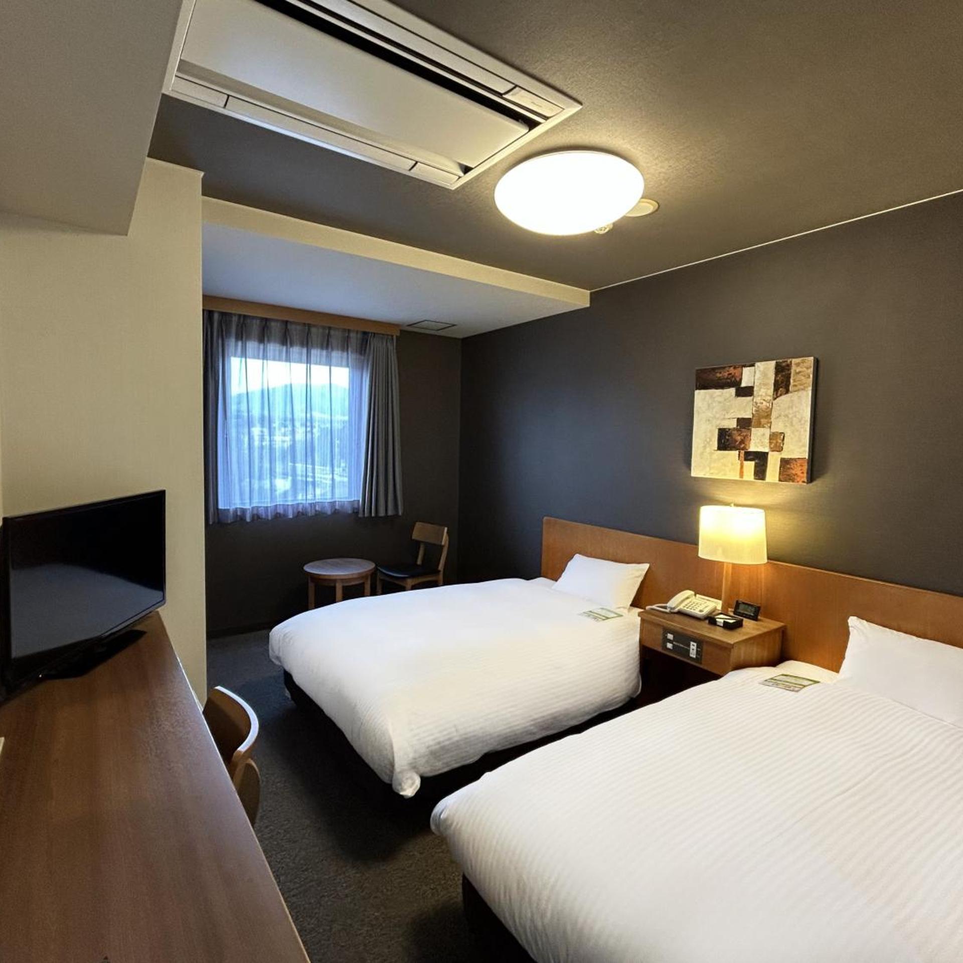 Room, Twin Beds, Mountain Side
