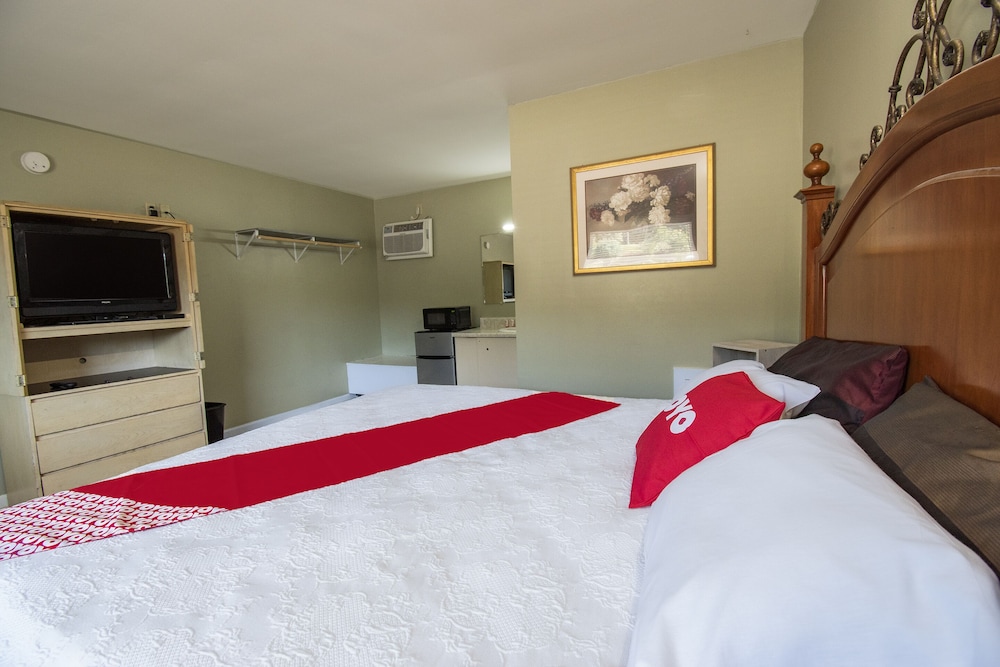 OYO Hotel Calhoun, GA I-75 13/27