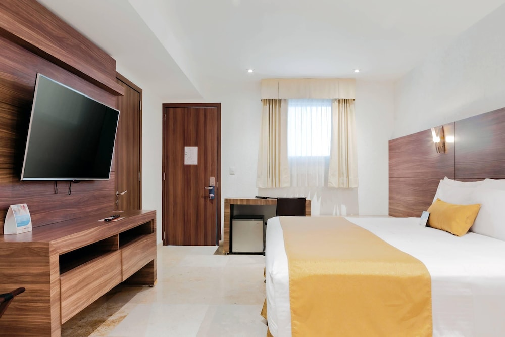 SUITE, KING BED