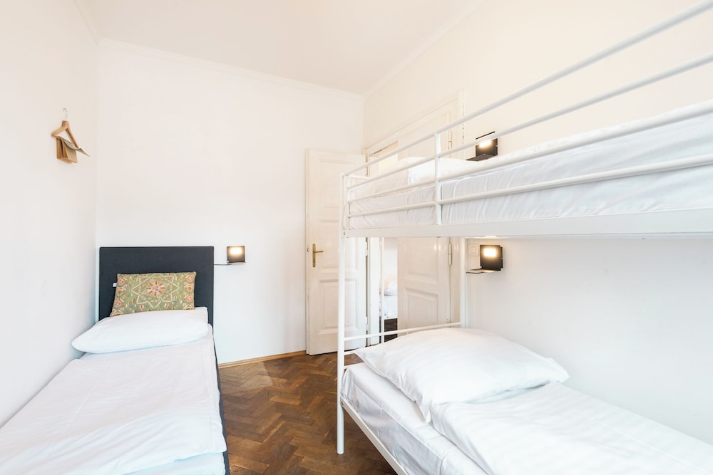 شقة متصلة بأسرّة بطابقين وثلاثة أسرّة بغرفتي نوم، Hybernska Apartments 3/10
