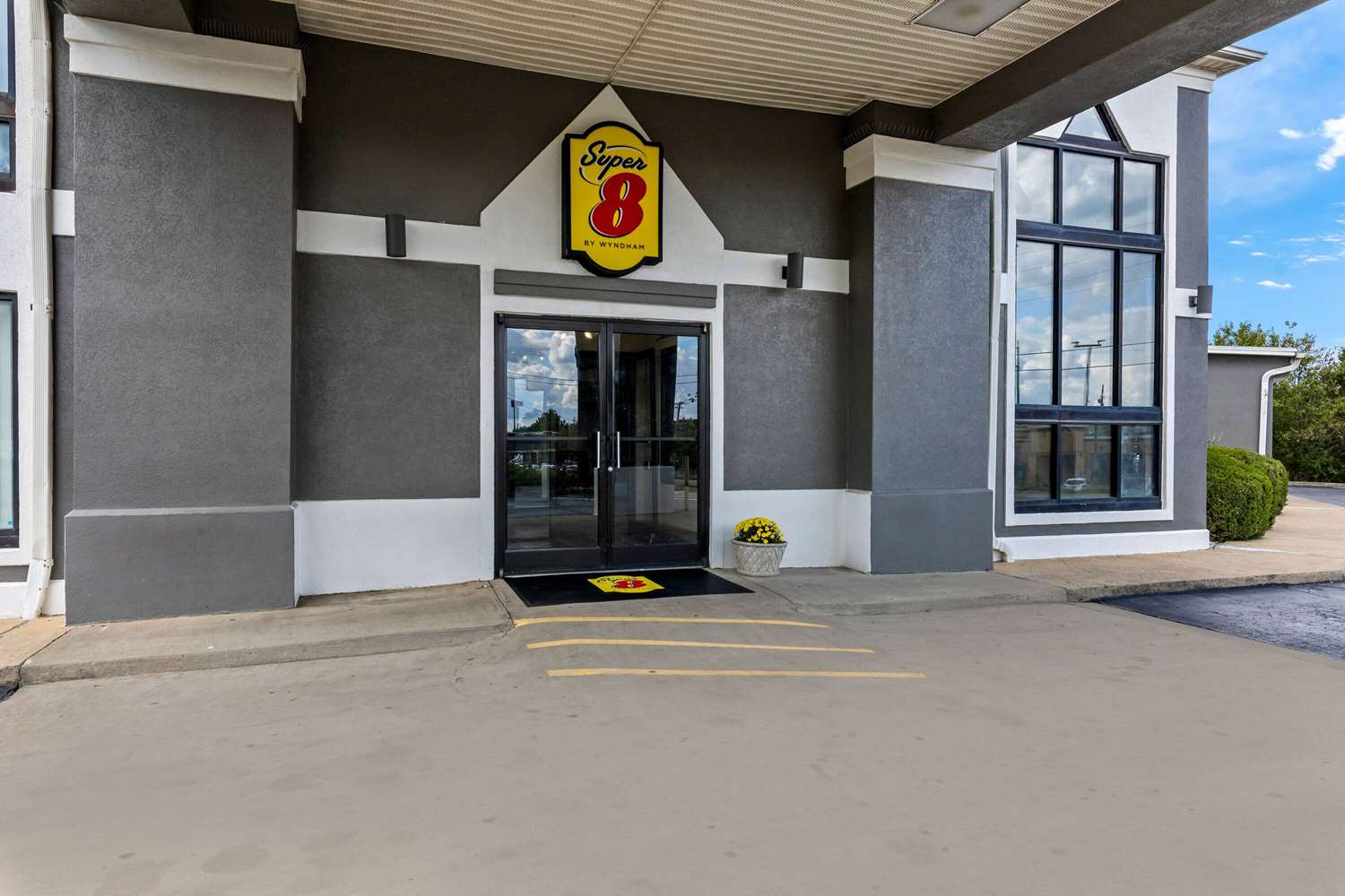 Super 8 by Wyndham Dickson 12/17