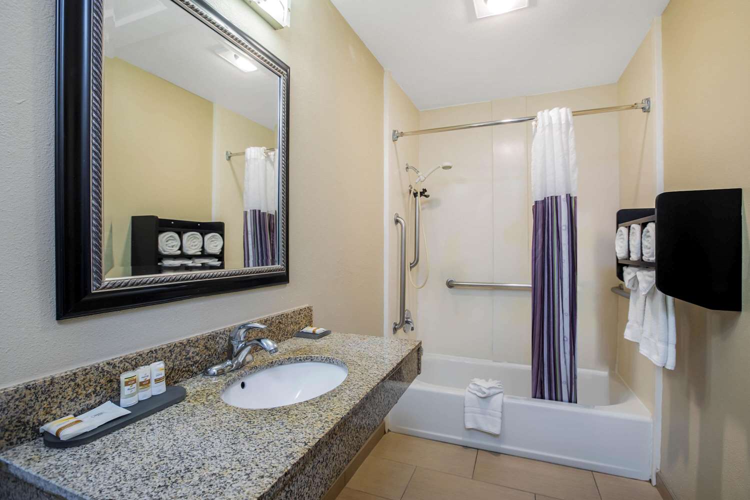 La Quinta Inn and Suites by Wyndham Carlsbad Legoland Area 22/22