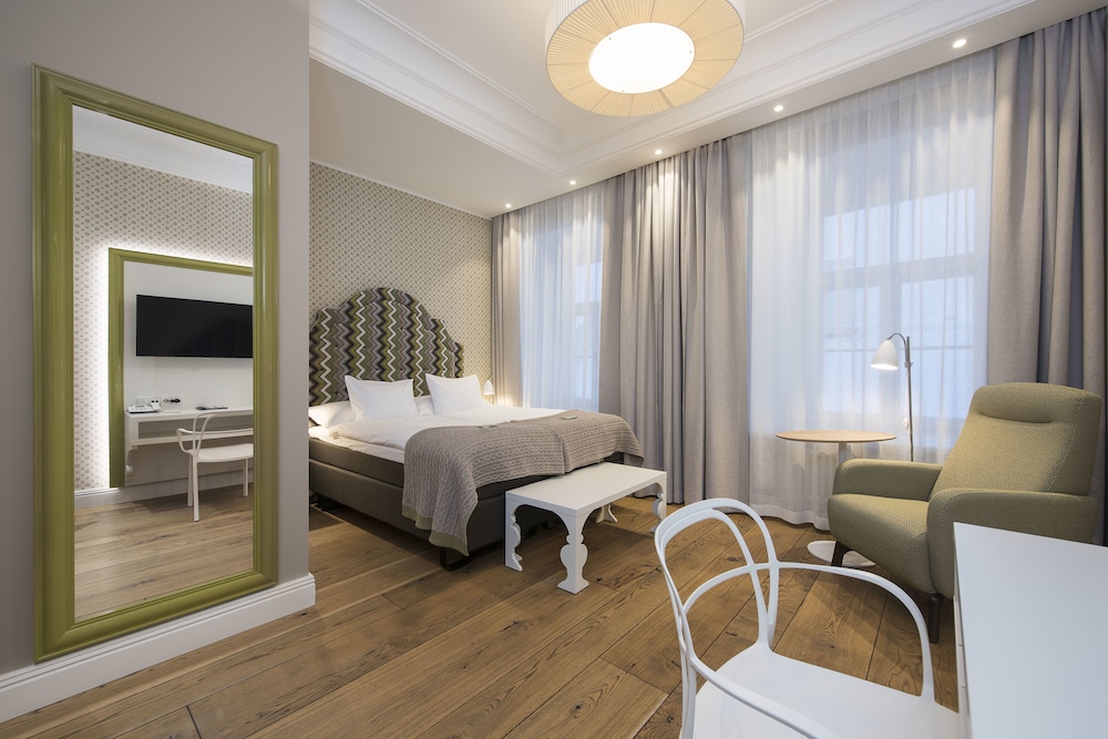 Lydia Hotel 19/70