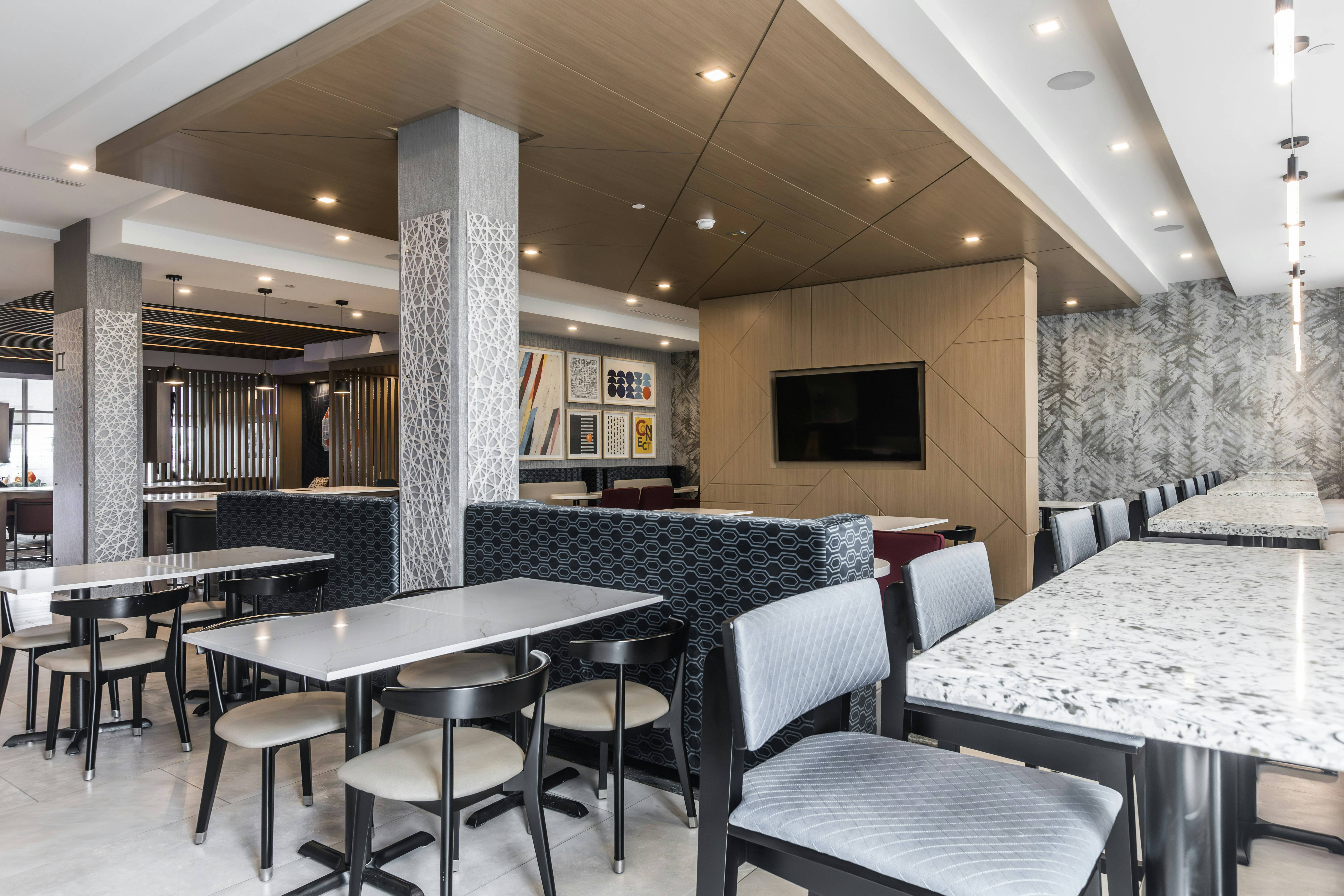 Holiday Inn Express & Suites Toronto Airport South 40/50