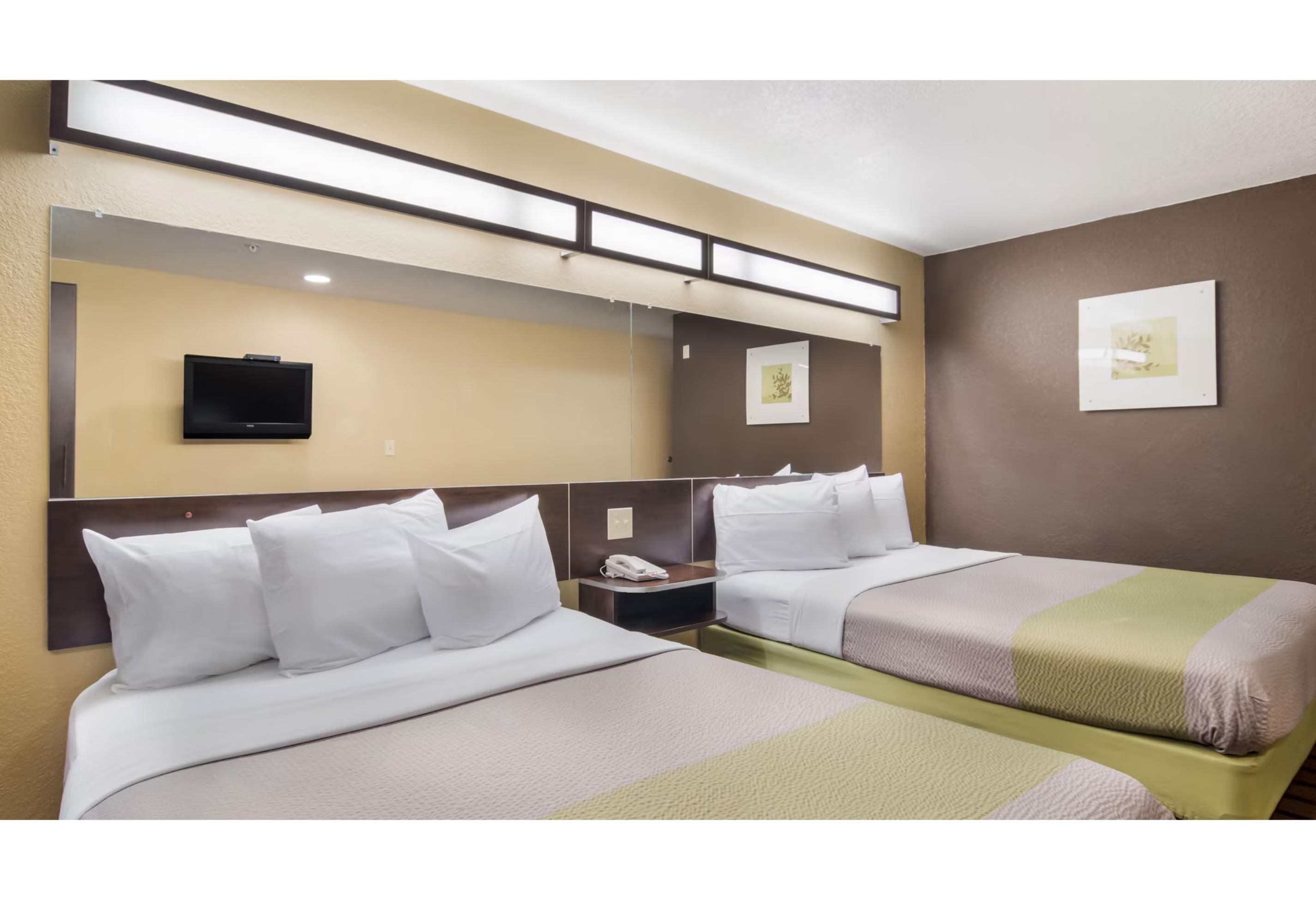 2 Queen Beds - Non-Smoking, Micfridge