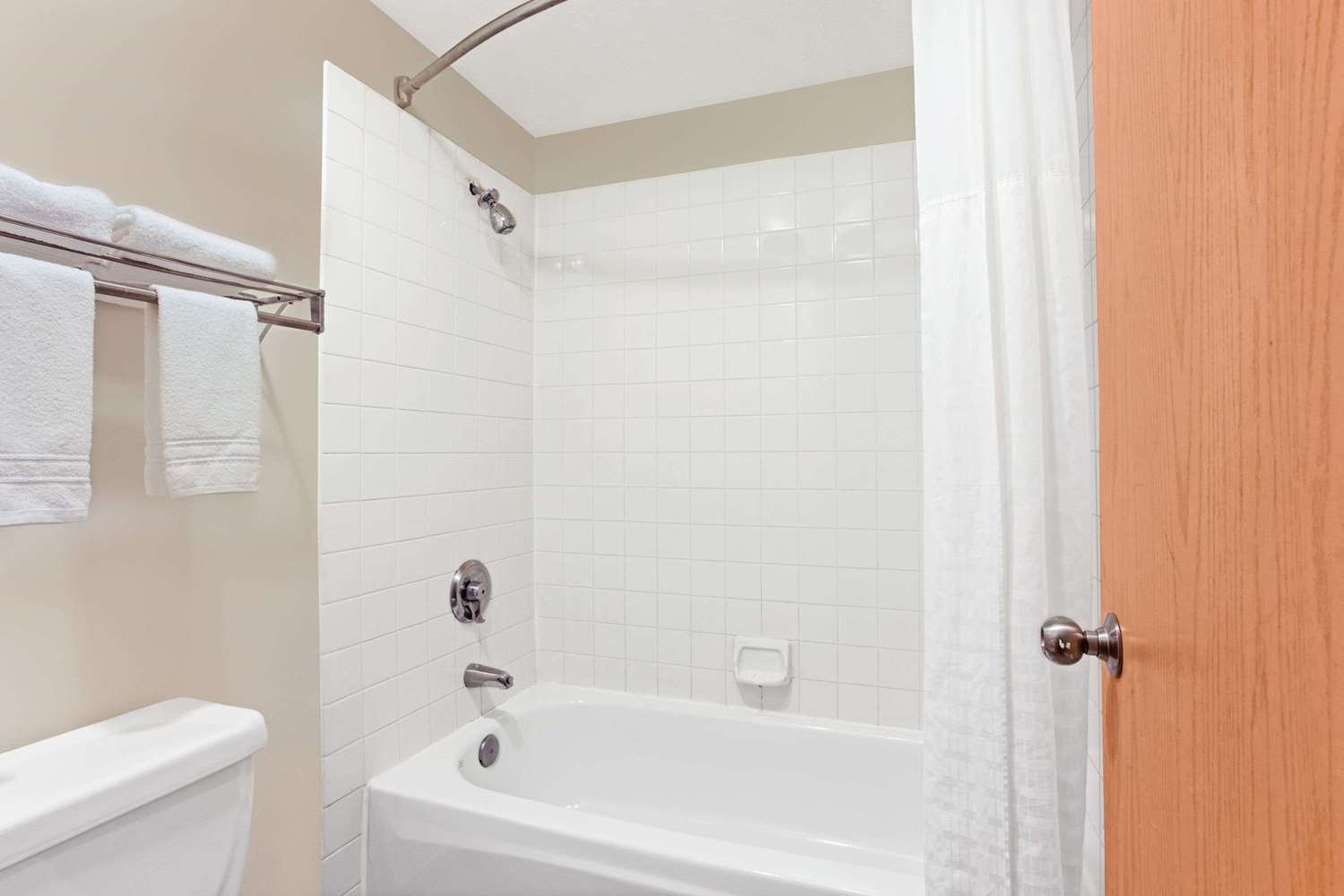 Days Inn by Wyndham Federal Way 38/40