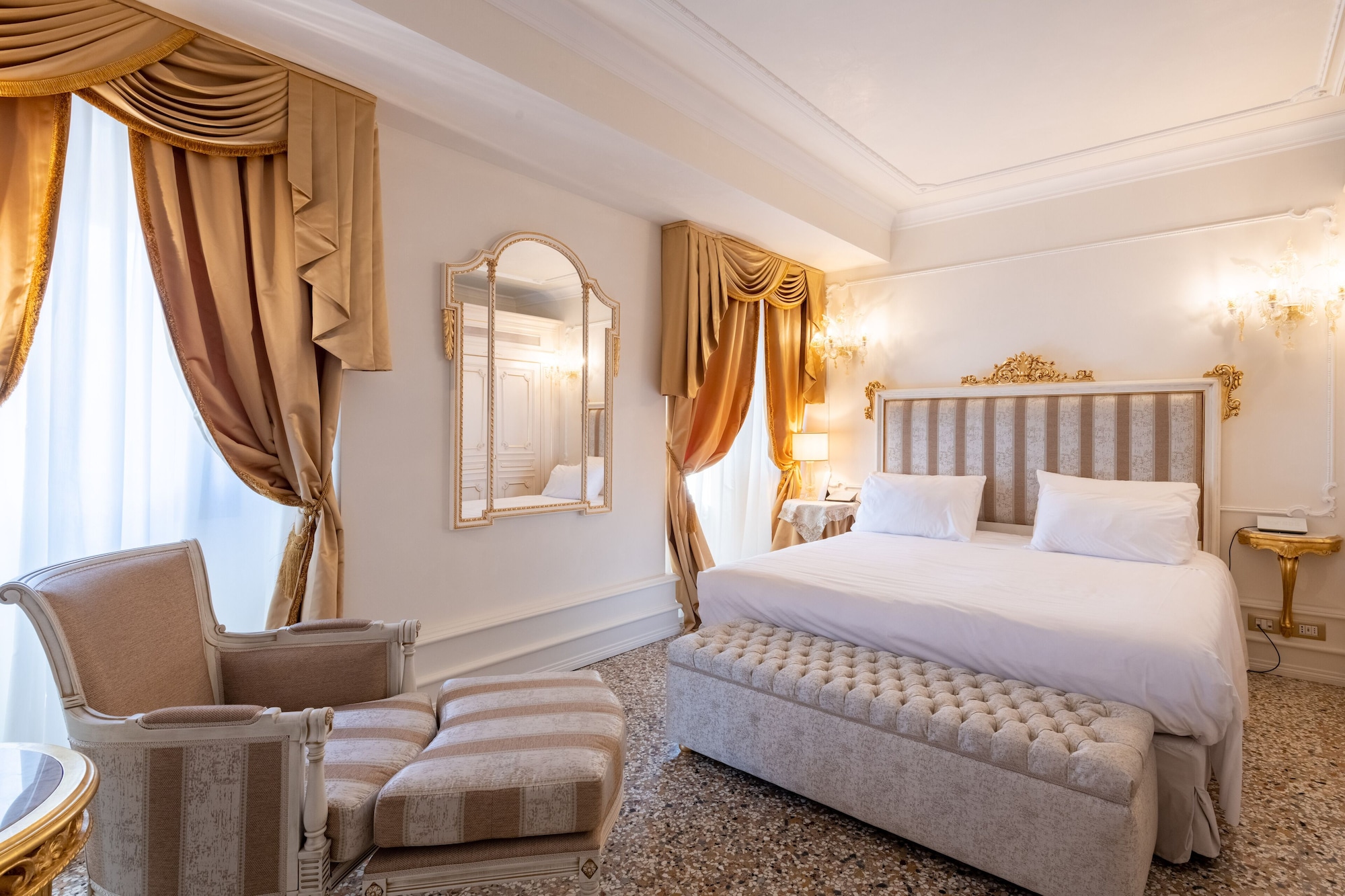 CLASSIC, SUITE, QUEEN BED, SOFA