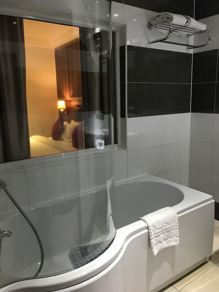 Grand Pela Hotel and Suites 43/44