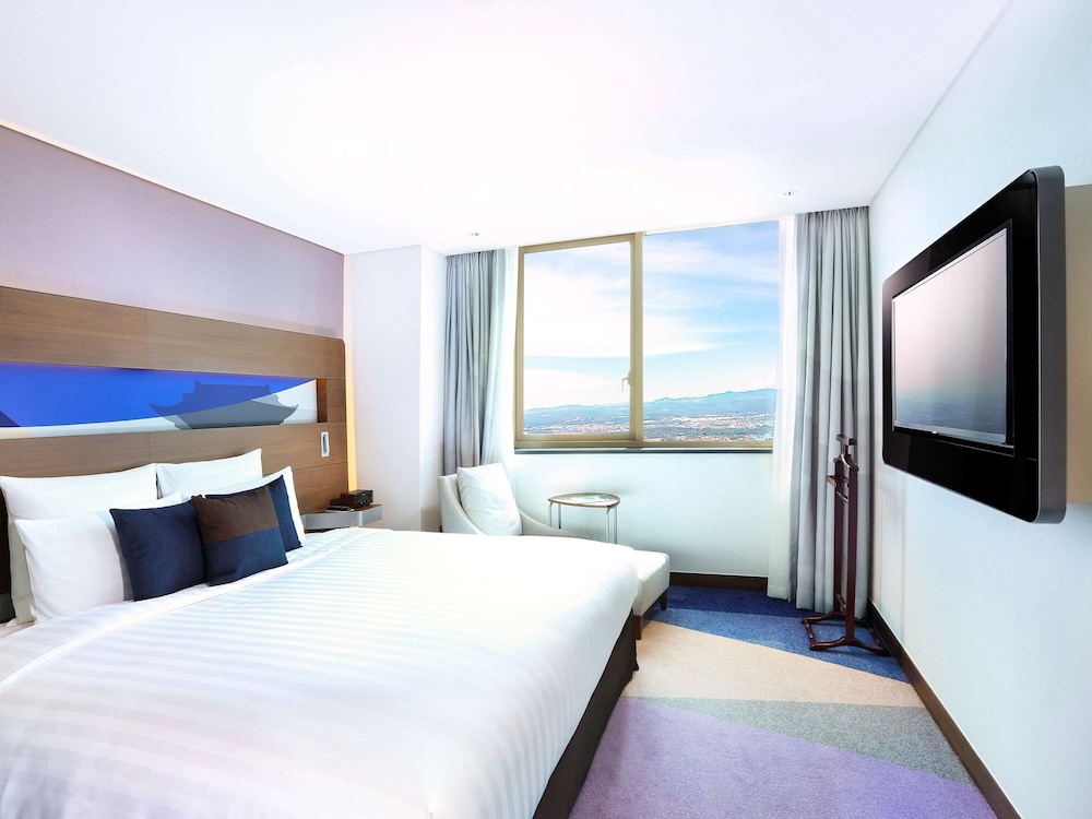 BUSINESS, DELUXE, KING BED, HIGH FLOOR