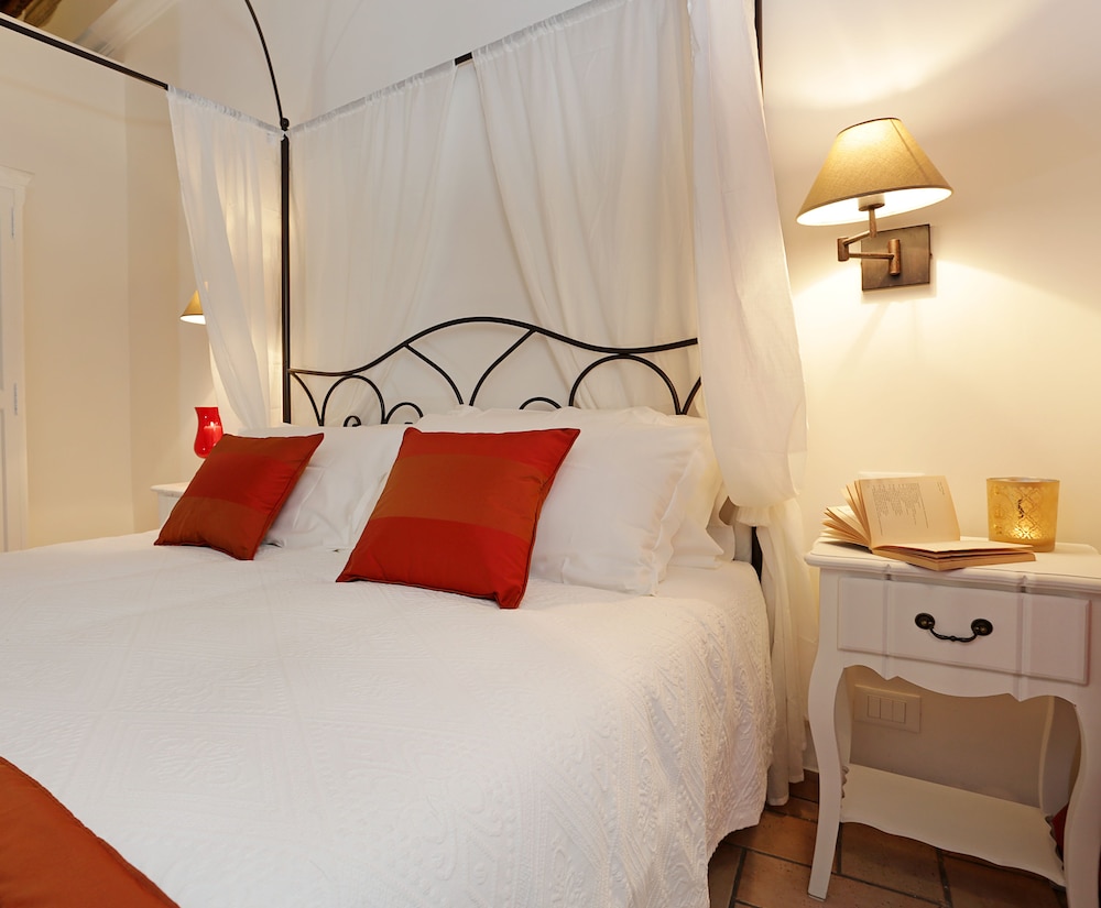 Madonna de Monti Suites 8/50