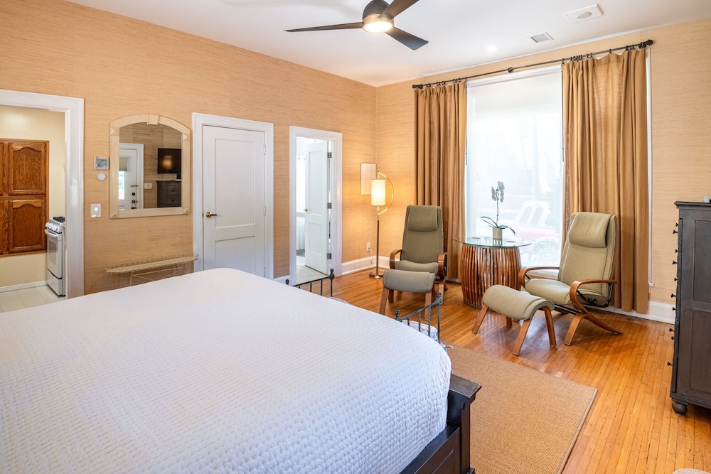 DELUXE, STUDIO, KING BED, KITCHEN