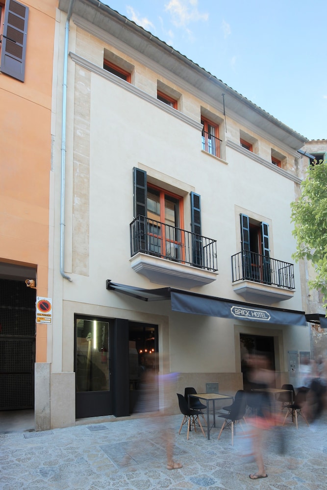 BRICK HOTEL 2/38