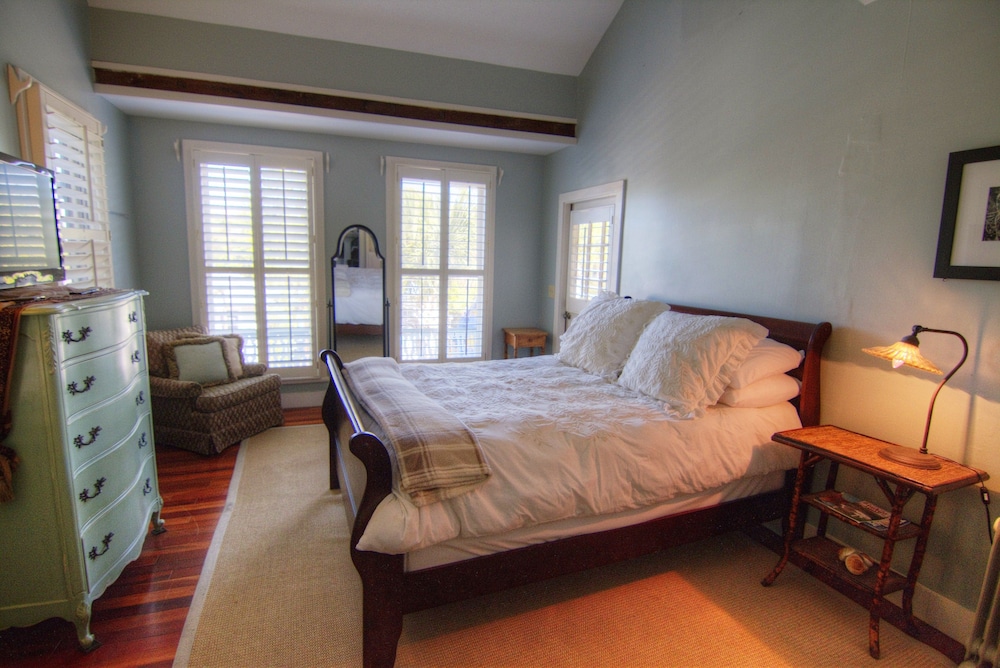 Honeymoon, Single, Queen Bed, City View