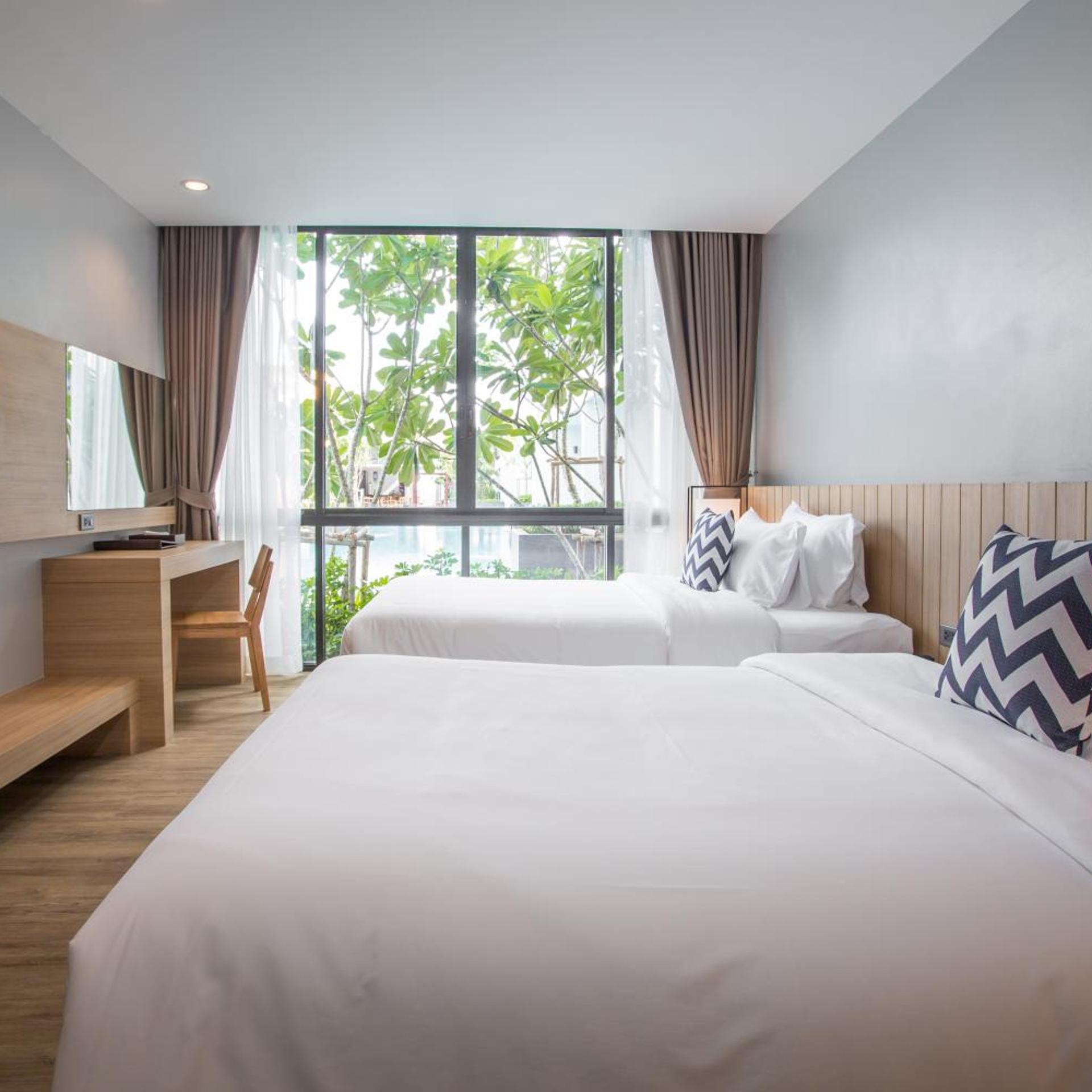 2 Bedrooms, Suite, Pool Access