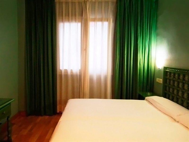 Hotel Madrid Rio 12/22