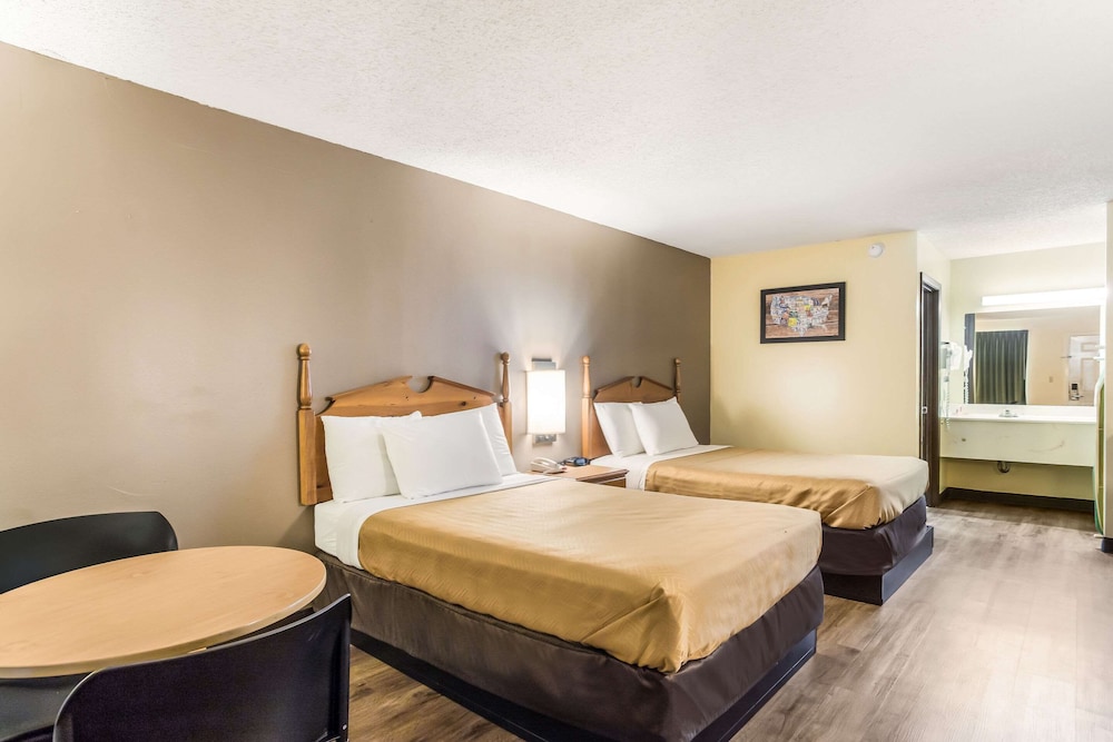 Econo Lodge Clinton - Jackson West, MS 18/25