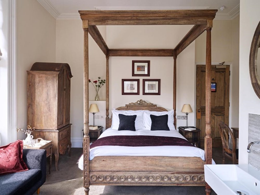 ROMANTIC, QUEEN BED