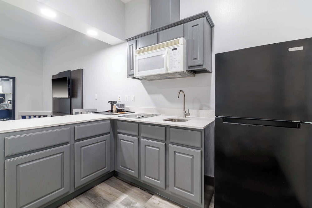 Studio6 Suites Brenham, TX 46/47