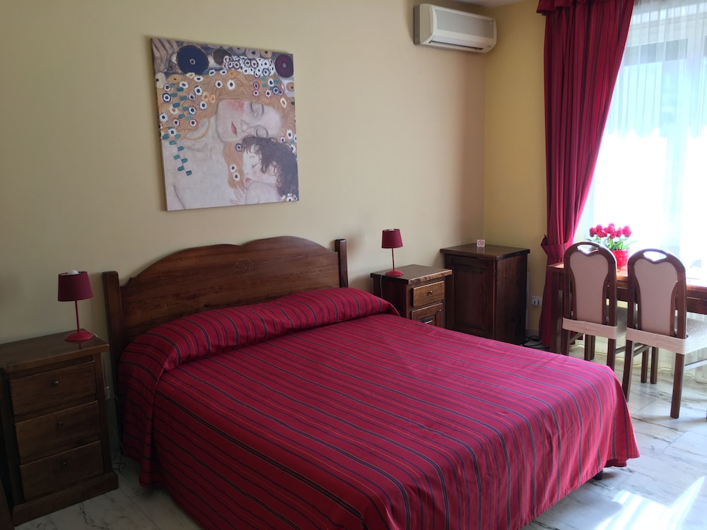 ROOM, QUEEN BED, PRIVATE BATHROOM