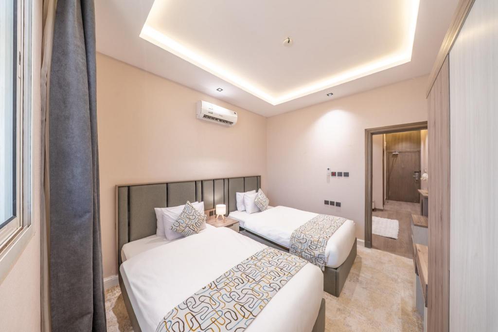 Deluxe, Twin Beds, Old Port View
