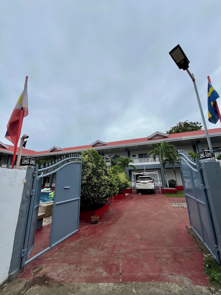 Conrada's Place Hotel And Resort 56/67