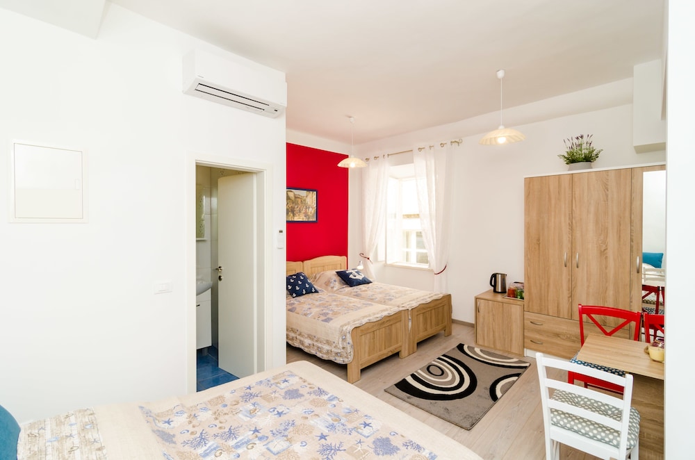 ROOMS TEZORO 34/49