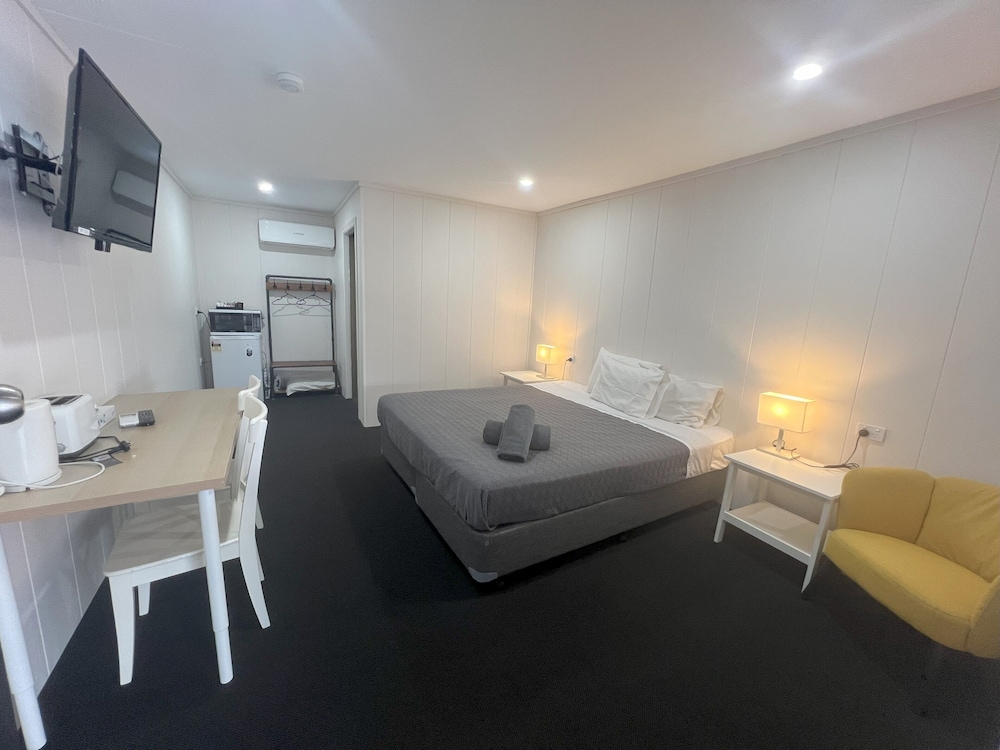 Abajaz Motor Inn 24/52