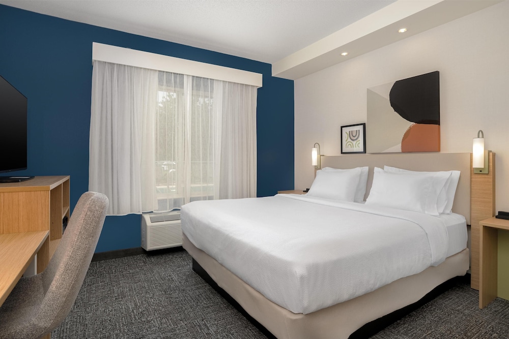 جناح بسريرين كينج مع أريكة بحوض استحمام، Spark by Hilton Lancaster 2/10