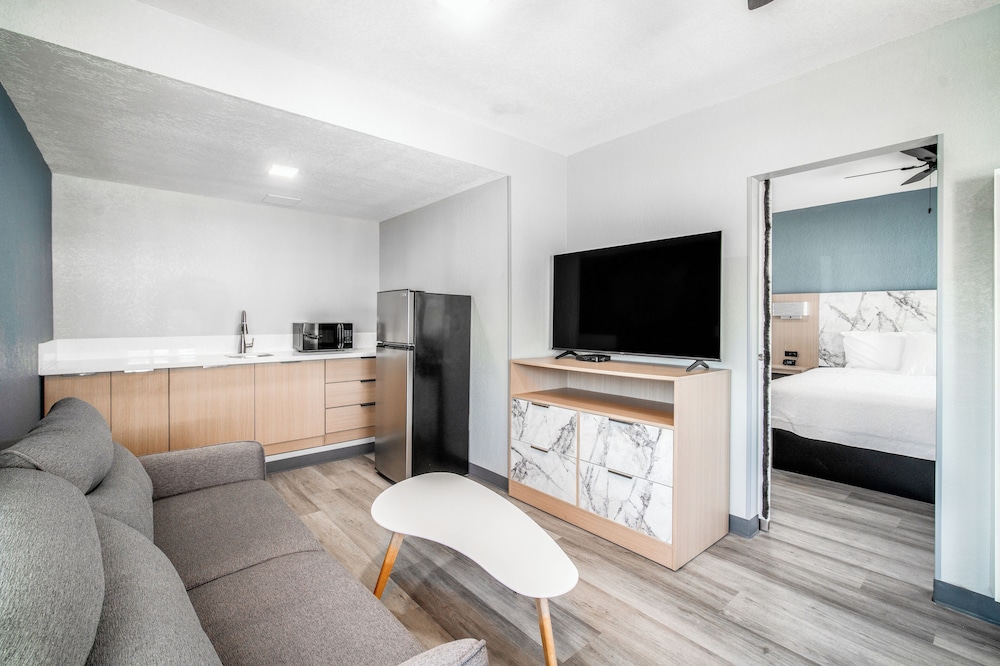 Pacific Inn And Suites 36/50