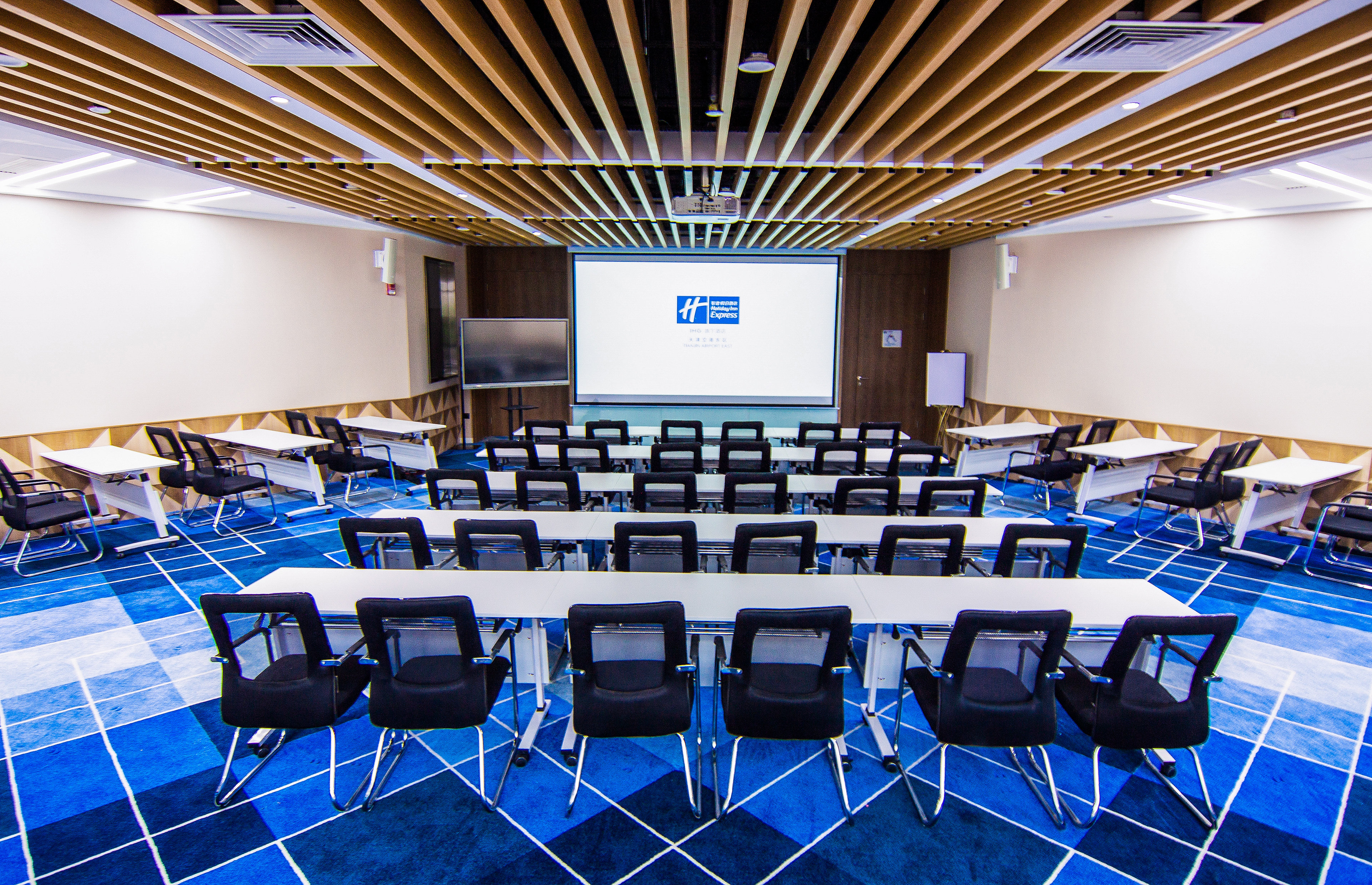 Holiday Inn Express Tianjin Airport East 40/50